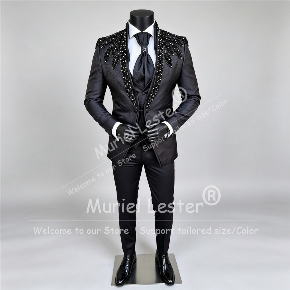 Men Formal Wear Outfits - イタリア製デザインのメンズスーツセット。結婚式、プロム、フォーマルな場に最適。クリスタルビーズがあしらわれたジャカード素材のブレザー。3ピースのタキシードで、新郎にぴったりのカスタムメイドのフォーマルウェア。