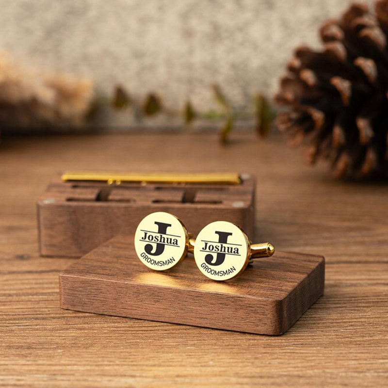 パーソナライズされた花婿の付添人カフス タイクリップセット  - Tie Bar Clip のレビューと価格