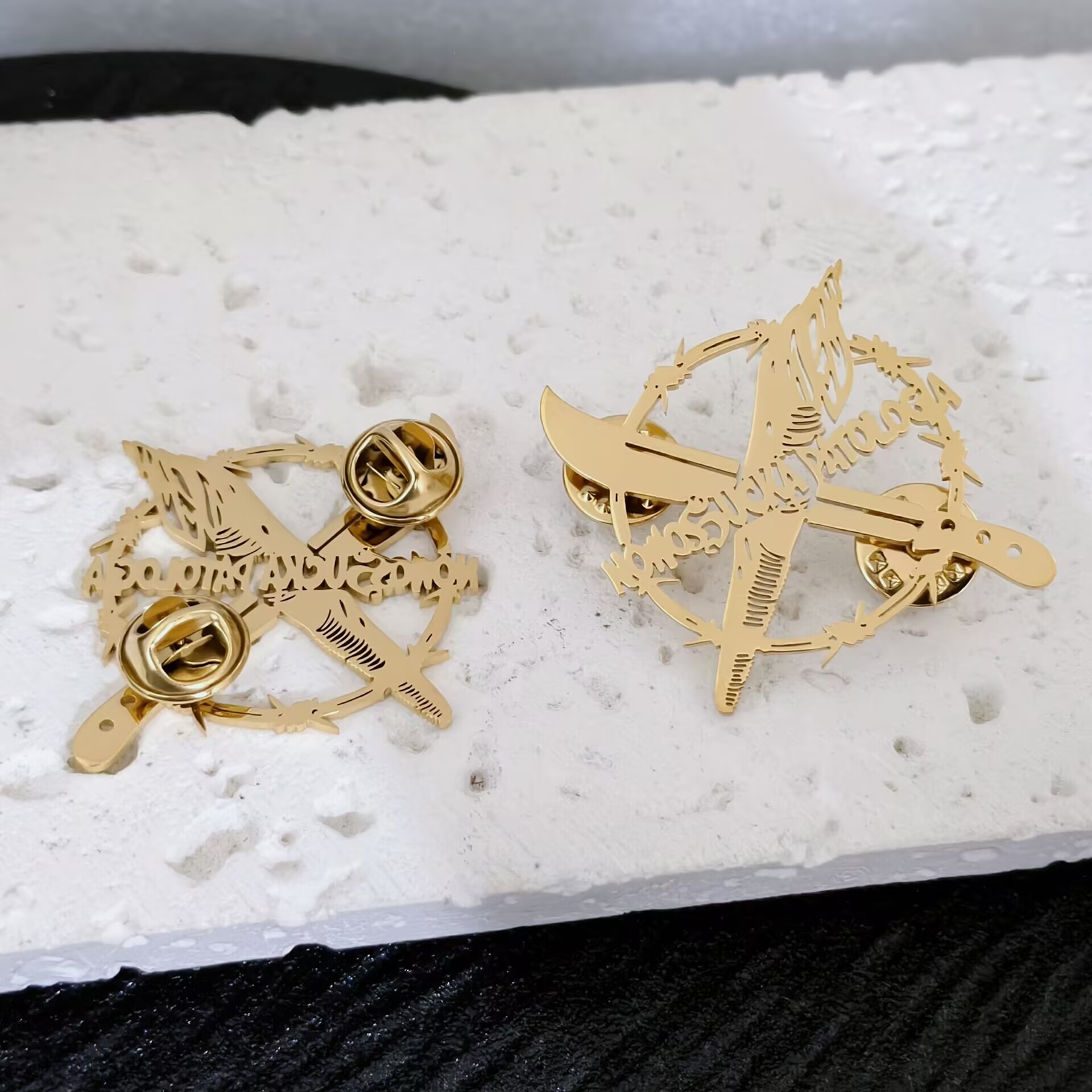 カスタムステンレス鋼ブローチラペルピン、パーソナライズロゴ写 - Tuxedo Lapel Pin のレビューと価格