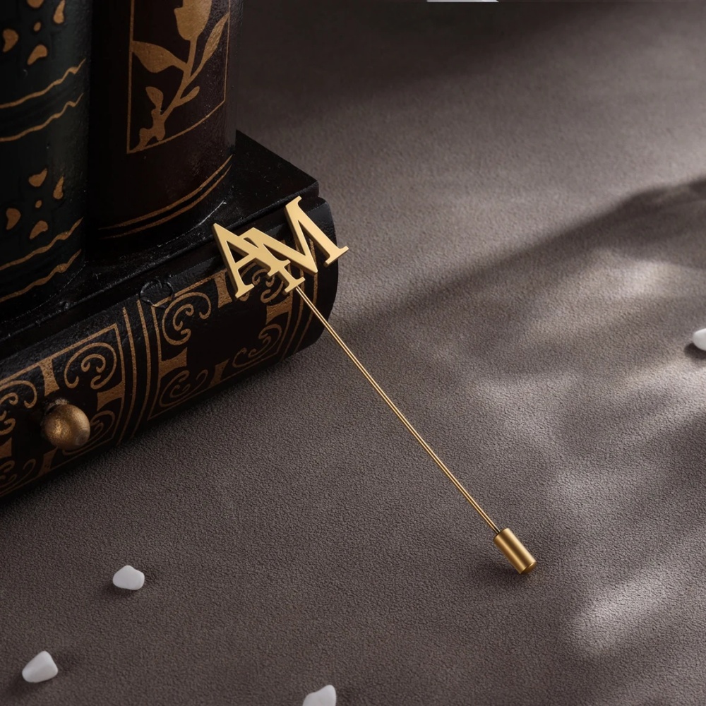 カスタムイニシャルブローチ メンズ ステンレススチールジュエ - Tuxedo Lapel Pin のレビューと価格